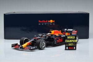 Red Bull Racing RB16B #33 M. Verstappen Abu Dhabi GP F1 World Champion 2021 Minichamps 1:18 110212333 Метал — снимка 6 от 6