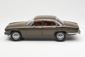 Jaguar XJ6 Series 1 4.2 Sable Кафяв Paragon 1:18 2011004 Метал — снимка 4 от 8