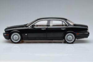 Jaguar XJ6 X350 Ebony Черен Almost Real 1:18 810501 Метал — снимка 5 от 11