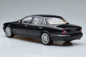Jaguar XJ6 X350 Ebony Черен Almost Real 1:18 810501 Метал — снимка 6 от 11