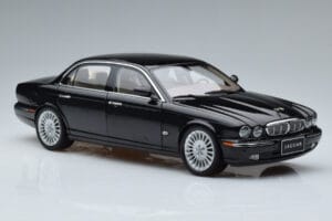 Jaguar XJ6 X350 Ebony Черен Almost Real 1:18 810501 Метал — снимка 10 от 11