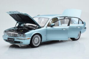 Jaguar XJ6 X350 Seafrost Светлосин Almost Real 1:18 810503 Метал — снимка 2 от 11