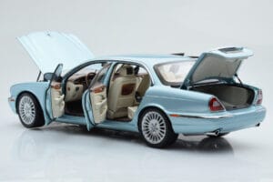 Jaguar XJ6 X350 Seafrost Светлосин Almost Real 1:18 810503 Метал — снимка 3 от 11
