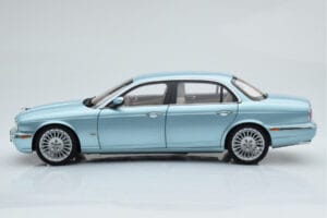Jaguar XJ6 X350 Seafrost Светлосин Almost Real 1:18 810503 Метал — снимка 6 от 11