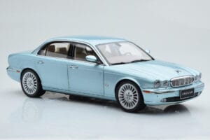 Jaguar XJ6 X350 Seafrost Светлосин Almost Real 1:18 810503 Метал — снимка 7 от 11