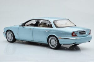 Jaguar XJ6 X350 Seafrost Светлосин Almost Real 1:18 810503 Метал — снимка 8 от 11
