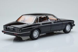 Jaguar XJ6 XJ40 Ebony Черен Almost Real 1:18 810543 Метал — снимка 3 от 11