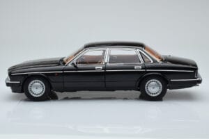 Jaguar XJ6 XJ40 Ebony Черен Almost Real 1:18 810543 Метал — снимка 4 от 11