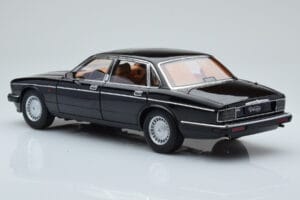 Jaguar XJ6 XJ40 Ebony Черен Almost Real 1:18 810543 Метал — снимка 7 от 11