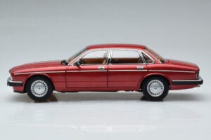 Jaguar XJ6 XJ40 Flamenco Червен Almost Real 1:18 810541 Метал — снимка 5 от 11