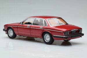 Jaguar XJ6 XJ40 Flamenco Червен Almost Real 1:18 810541 Метал — снимка 7 от 11