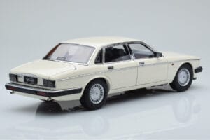 Jaguar XJ6 XJ40 Glacier Бял Almost Real 1:18 810542 Метал — снимка 3 от 11