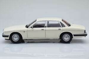 Jaguar XJ6 XJ40 Glacier Бял Almost Real 1:18 810542 Метал — снимка 4 от 11