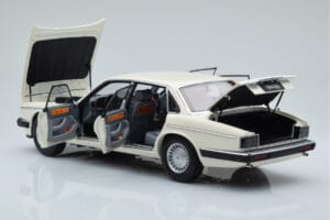 Jaguar XJ6 XJ40 Glacier Бял Almost Real 1:18 810542 Метал — снимка 5 от 11