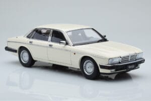 Jaguar XJ6 XJ40 Glacier Бял Almost Real 1:18 810542 Метал — снимка 6 от 11