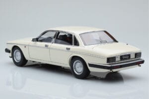 Jaguar XJ6 XJ40 Glacier Бял Almost Real 1:18 810542 Метал — снимка 7 от 11
