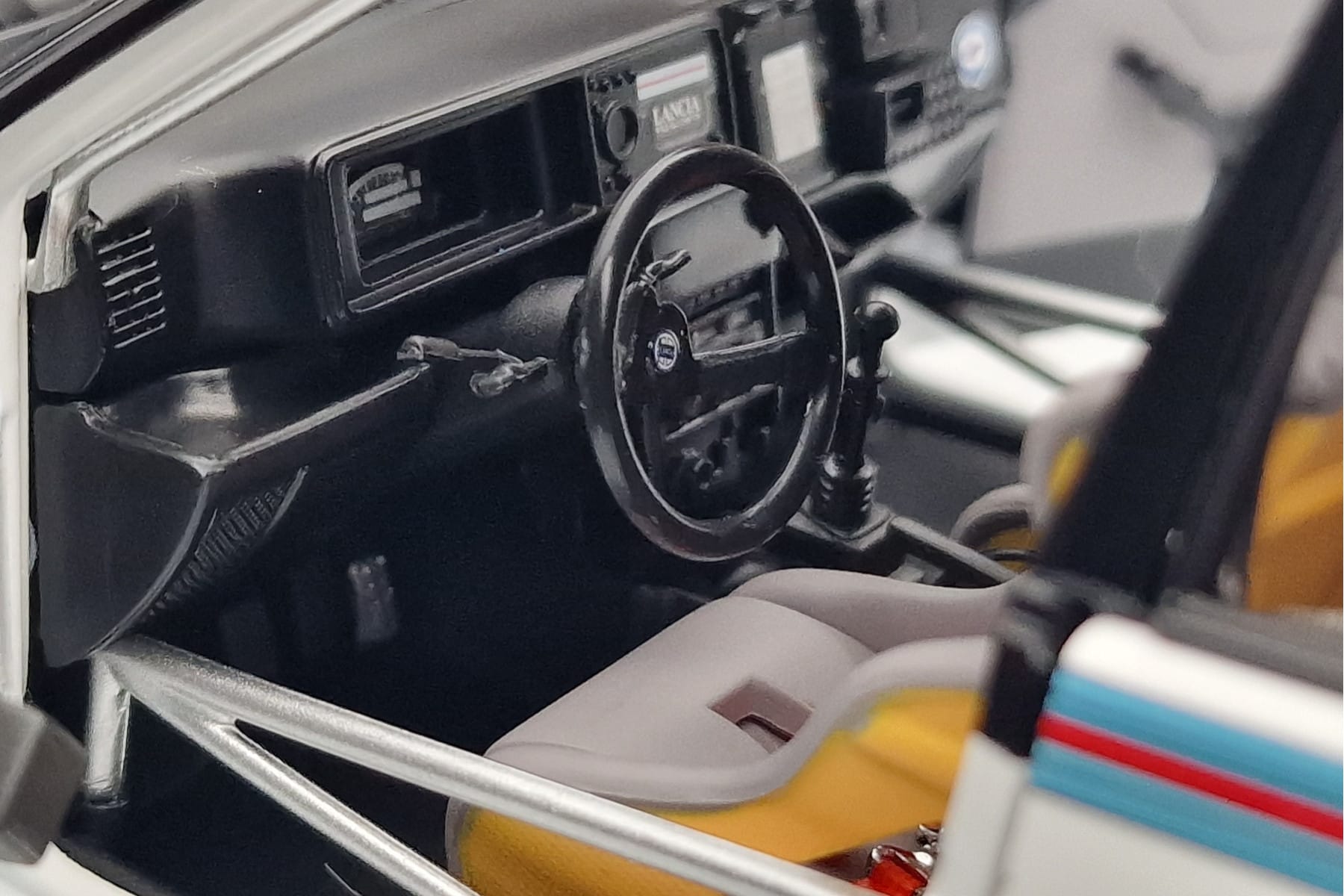 Lancia Delta HF Integrale Evoluzione Test Car Kyosho 1:18 08348G Метал — снимка 7 от 9