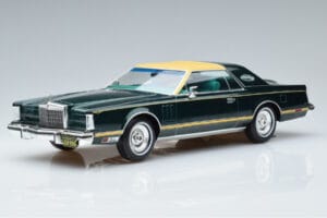 Lincoln Continental Mark V Тъмнозелен MCG 1:18 MCG18404 Метал