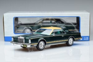 Lincoln Continental Mark V Тъмнозелен MCG 1:18 MCG18404 Метал — снимка 6 от 6