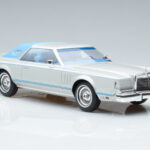 Lincoln Continental Mark V Сребрист MCG 1:18 - image 4 of 6