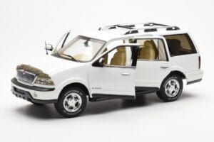 Lincoln Navigator Бял AUTOart 1:18 72761 Метал — снимка 2 от 8