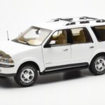 Lincoln Navigator Бял AUTOart 1:18