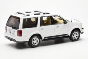 Lincoln Navigator Бял AUTOart 1:18 72761 Метал — снимка 3 от 8