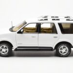 Lincoln Navigator Бял AUTOart 1:18 - image 4 of 8