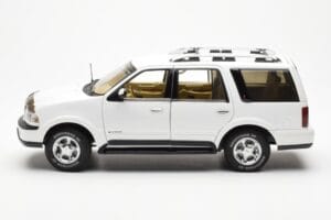 Lincoln Navigator Бял AUTOart 1:18 72761 Метал — снимка 4 от 8
