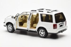 Lincoln Navigator Бял AUTOart 1:18 72761 Метал — снимка 5 от 8