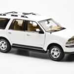 Lincoln Navigator Бял AUTOart 1:18 - image 6 of 8