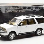 Lincoln Navigator Бял AUTOart 1:18 - image 8 of 8