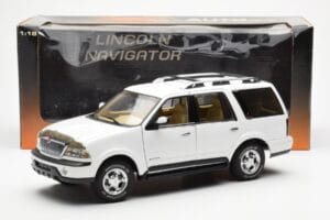 Lincoln Navigator Бял AUTOart 1:18 72761 Метал — снимка 8 от 8
