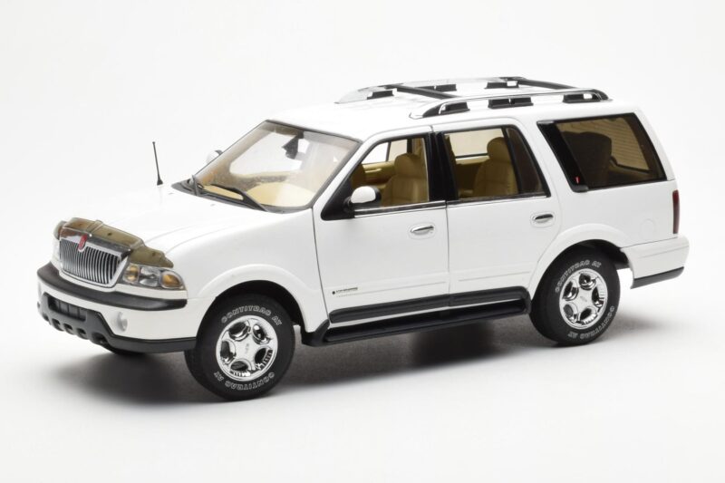 Lincoln Navigator Бял AUTOart 1:18