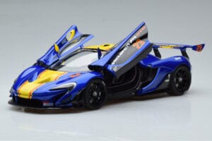 McLaren P1 GTR Синьо С Жълти Ивици AUTOart 1:18 81542 Композит — снимка 2 от 7