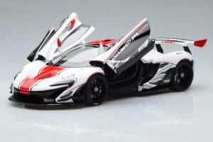 McLaren P1 GTR Гланцово Бяло С Червени Ивици AUTOart 1:18 81541 Композит — снимка 2 от 7