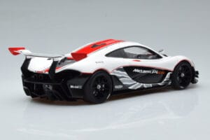 McLaren P1 GTR Гланцово Бяло С Червени Ивици AUTOart 1:18 81541 Композит — снимка 3 от 7