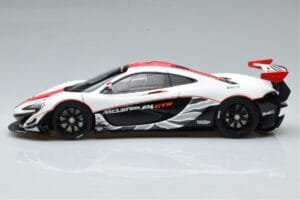 McLaren P1 GTR Гланцово Бяло С Червени Ивици AUTOart 1:18 81541 Композит — снимка 4 от 7