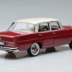 Mercedes 200 W110 Червен Norev 1:18 - image 3 of 7