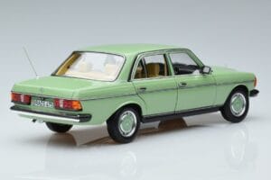 Mercedes 200 W123 Зелен Norev 1:18 183796 Метал — снимка 3 от 7