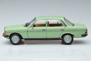 Mercedes 200 W123 Зелен Norev 1:18 183796 Метал — снимка 4 от 7