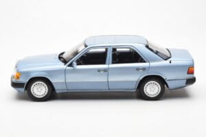 Mercedes 230E W124 Светлосиньо Металик Norev 1:18 183945 Метал — снимка 4 от 8