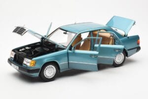 Mercedes 230E W124 Beryl Metallic Дилърско Издание Norev 1:18 B66040698 Метал — снимка 2 от 8