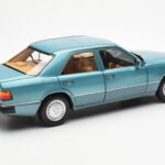 Mercedes 230E W124 Beryl Metallic Дилърско Издание Norev 1:18 - image 3 of 8