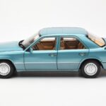 Mercedes 230E W124 Beryl Metallic Дилърско Издание Norev 1:18 - image 4 of 8