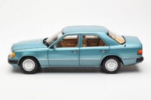 Mercedes 230E W124 Beryl Metallic Дилърско Издание Norev 1:18 B66040698 Метал — снимка 4 от 8