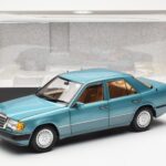 Mercedes 230E W124 Beryl Metallic Дилърско Издание Norev 1:18 - image 8 of 8