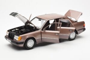 Mercedes 230E W124 Rosewood Metallic Дилърско Издание Norev 1:18 B66040697 Метал — снимка 2 от 8