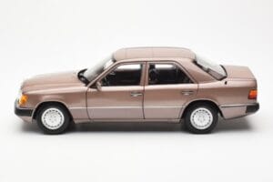 Mercedes 230E W124 Rosewood Metallic Дилърско Издание Norev 1:18 B66040697 Метал — снимка 4 от 8