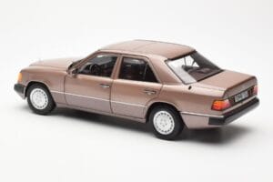 Mercedes 230E W124 Rosewood Metallic Дилърско Издание Norev 1:18 B66040697 Метал — снимка 7 от 8